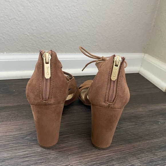 Brown lace up heels size 7 1/2 - Picture 2 of 4